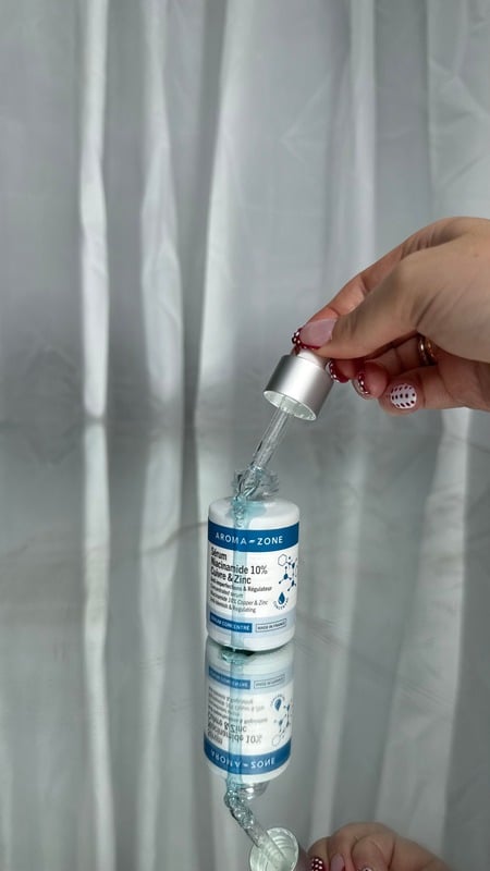 Sérum niacinamide versé dans la main
