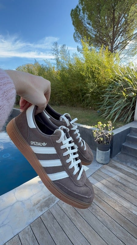 Baskets Adidas Spezial au bord d'une piscine